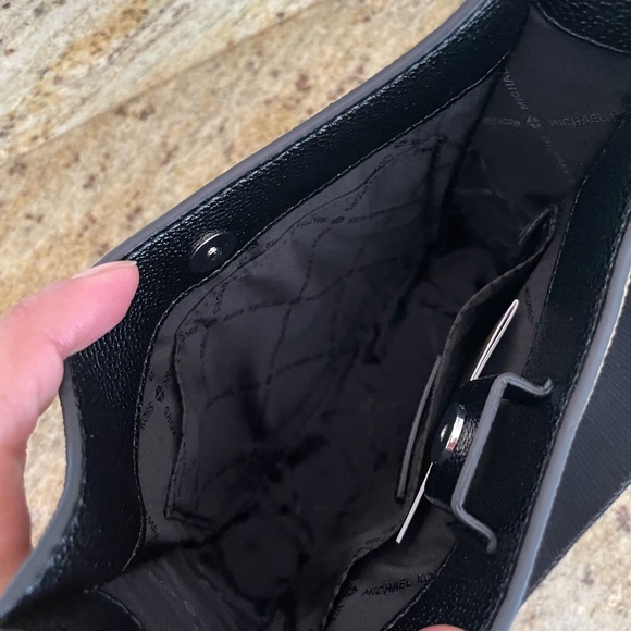 New Mk crossbody 🖤 - Picture 4 of 7